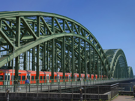 Foto Hohenzollernbrücke mit Zug