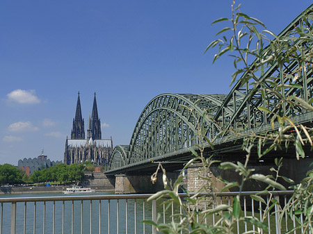 Hohenzollernbrücke am Kölner Dom Foto 