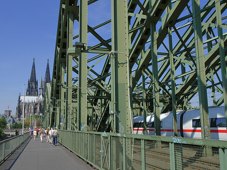 Hohenzollernbrücke beim Kölner Dom Fotos