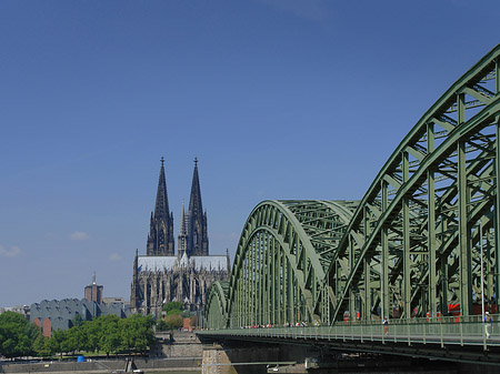 Hohenzollernbrücke beim Kölner Dom Foto 