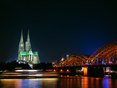 Kölner Dom hinter der Hohenzollernbrücke Fotos