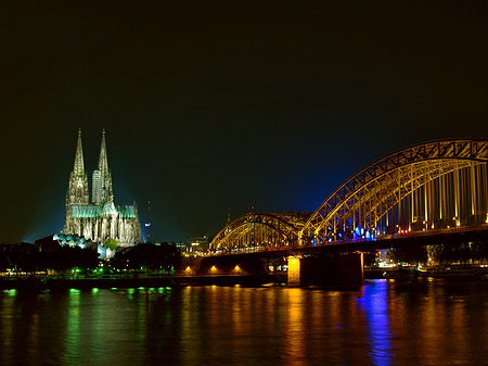 Fotos Kölner Dom hinter der Hohenzollernbrücke