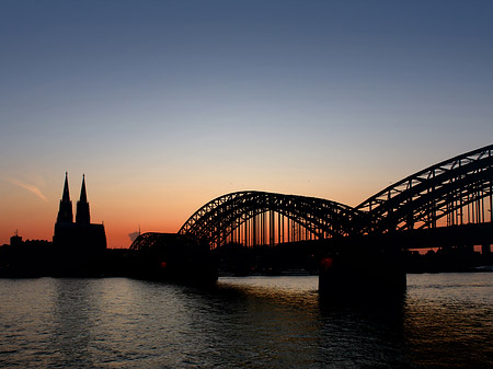 Fotos Kölner Dom hinter der Hohenzollernbrücke