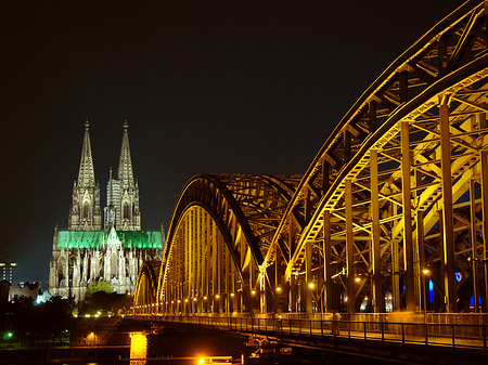 Foto Kölner Dom hinter der Hohenzollernbrücke - Köln