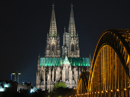 Kölner Dom hinter der Hohenzollernbrücke Fotos