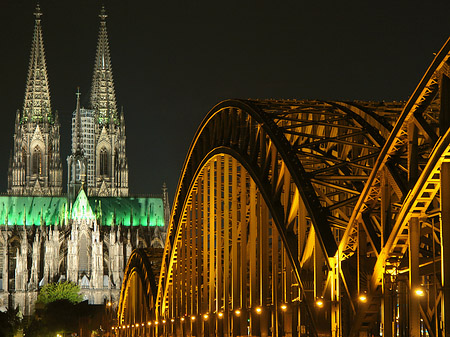 Kölner Dom hinter der Hohenzollernbrücke Foto 