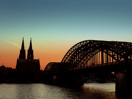 Foto Kölner Dom hinter der Hohenzollernbrücke - Köln