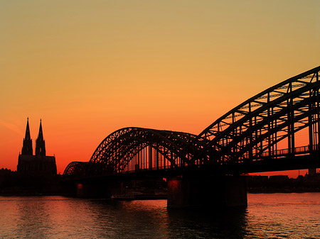 Kölner Dom hinter der Hohenzollernbrücke