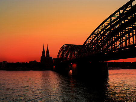 Foto Kölner Dom hinter der Hohenzollernbrücke - Köln