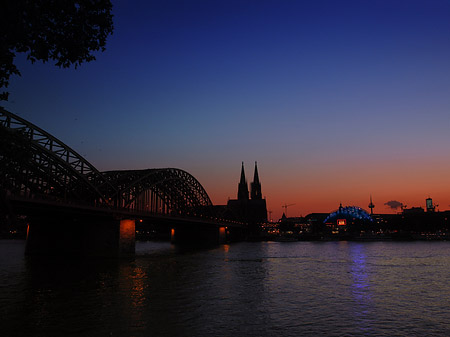 Foto Kölner Dom hinter der Hohenzollernbrücke - Köln