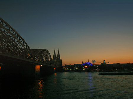 Kölner Dom hinter der Hohenzollernbrücke Foto 