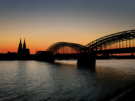 Kölner Dom hinter der Hohenzollernbrücke Foto 