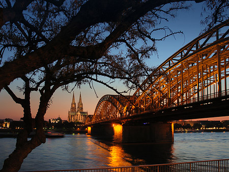 Kölner Dom hinter der Hohenzollernbrücke Fotos