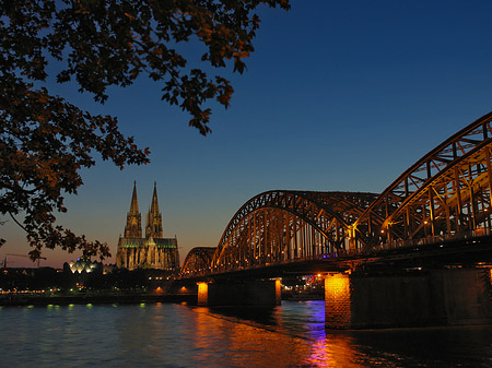 Kölner Dom hinter der Hohenzollernbrücke Foto 