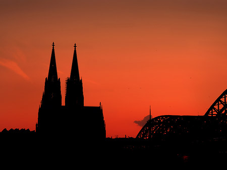 Kölner Dom hinter der Hohenzollernbrücke Fotos