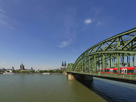 Foto Zug fährt über die Hohenzollernbrücke - Köln