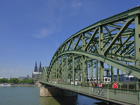 Fotos Zug fährt über die Hohenzollernbrücke | Köln