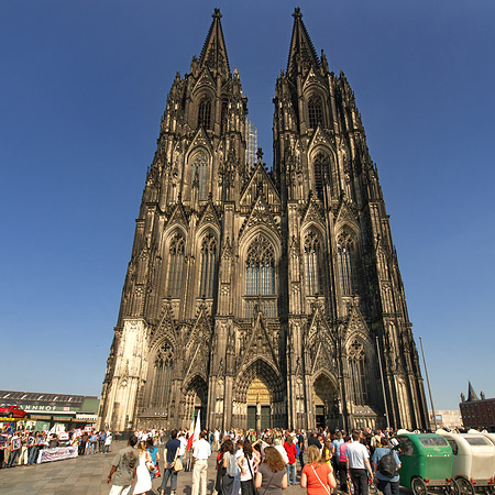 Touristen tummeln sich vor Kölner Dom Fotos