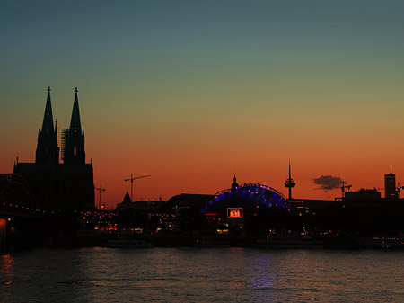 Foto Kölner Dom neben Musical Dome - Köln