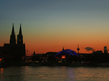 Kölner Dom neben Musical Dome