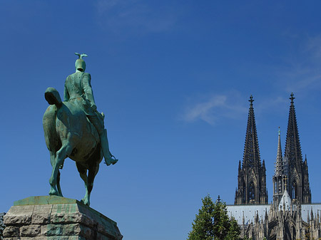 Foto Kölner Dom mit Reiterstatue