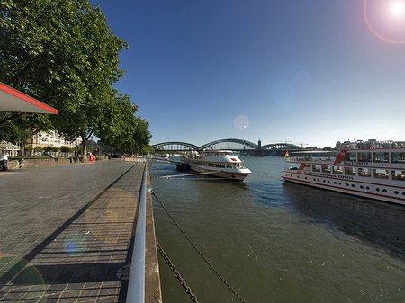 Foto Schiff fährt über den Rhein