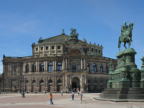 König-Johann-Statue mit Semperoper