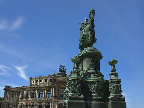 König-Johann-Statue mit Semperoper