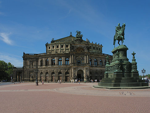 König-Johann-Statue mit Semperoper Foto 