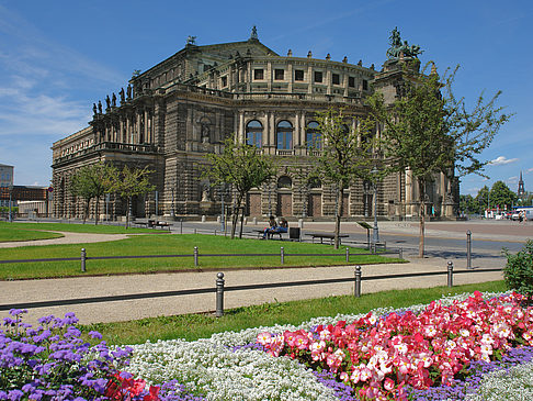 Semperoper mit Blumen Fotos