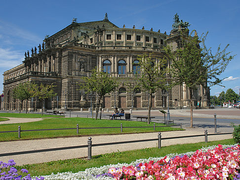 Foto Semperoper mit Blumen