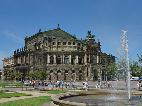 Fotos Semperoper mit Springbrunnen