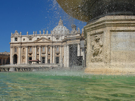 Brunnen mit Petersdom