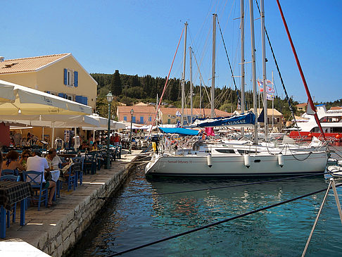  Bild Sehenswürdigkeit  in Griechenland Restaurants am Hafen von Fiskardo