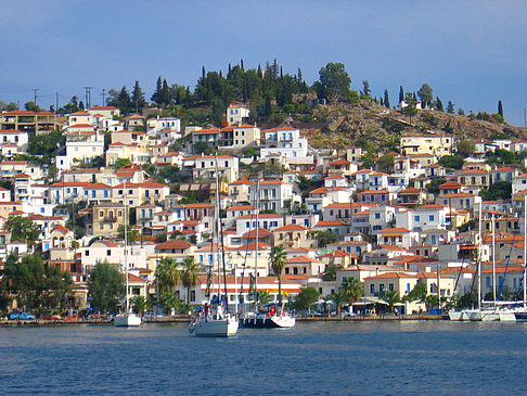  Bildansicht von Citysam  Die Häuser schmiegen sich an die Berghänge der Vulkaninsel Poros